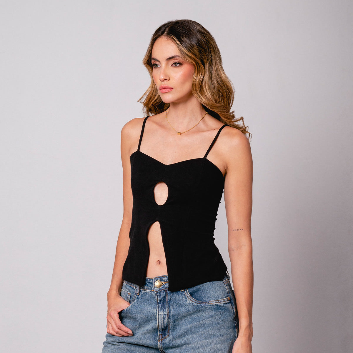 BLUSA AJUSTADA CORTA TIRAS BOTO
