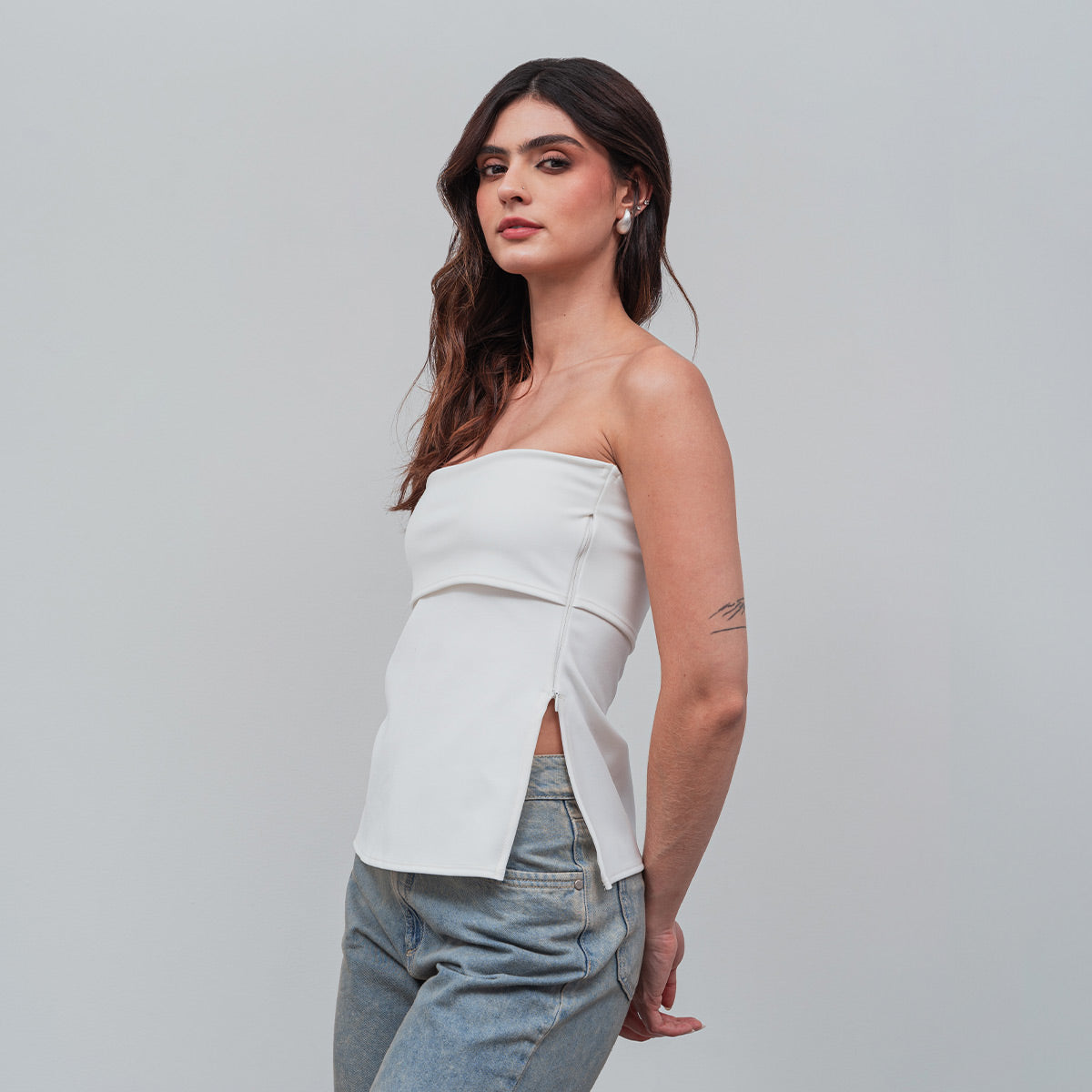 BLUSA AJUSTADA LARGA STRAPLESS ESTRAS