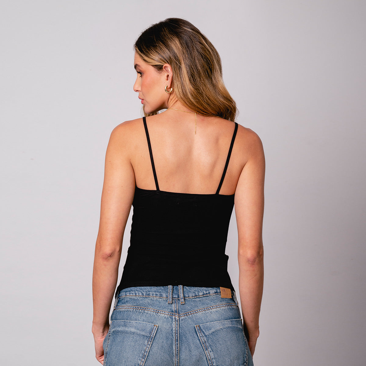 BLUSA AJUSTADA CORTA TIRAS BOTO