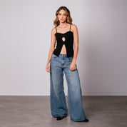 BLUSA AJUSTADA CORTA TIRAS BOTO