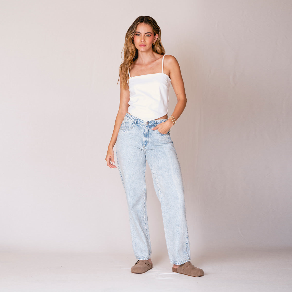 BLUSA AJUSTADA CORTA TIRAS TRUCO