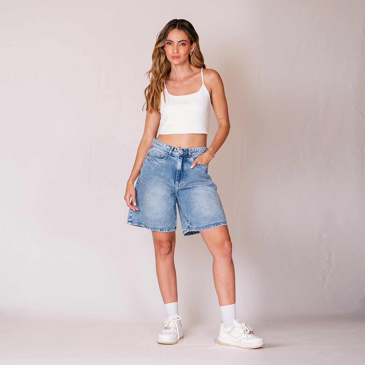 BLUSA AJUSTADA CORTA TIRAS CUSAS