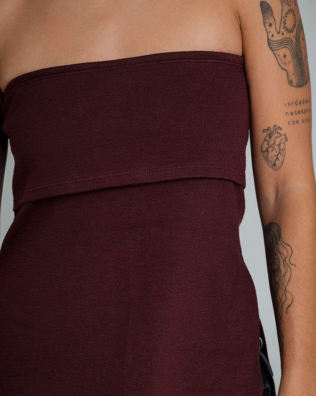 BLUSA AJUSTADA LARGO MEDIO STRAPLESS KLO