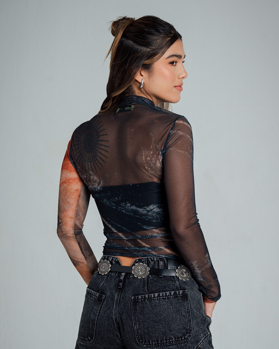 BLUSA AJUSTADA LARGO MEDIO MANGA LARGA B