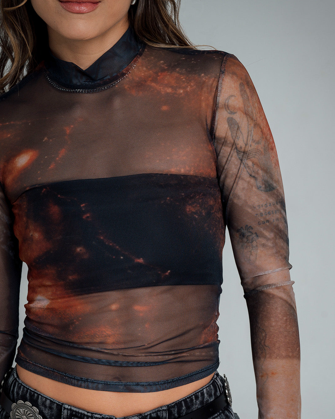 BLUSA AJUSTADA LARGO MEDIO MANGA LARGA B