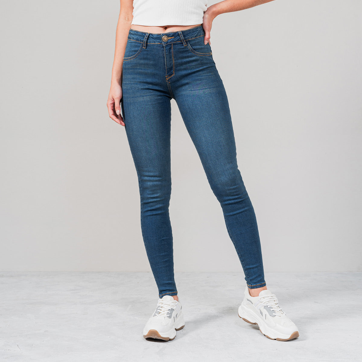 JEAN SKINNY TALLE MEDIO PARABE