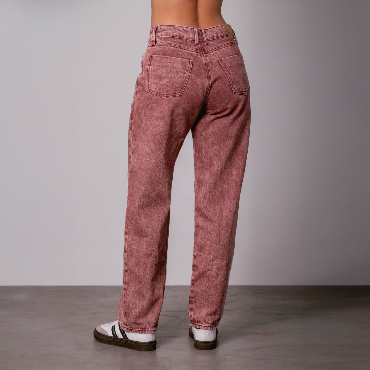 PANTALON MOMFIT TALLE ALTO BURGUN