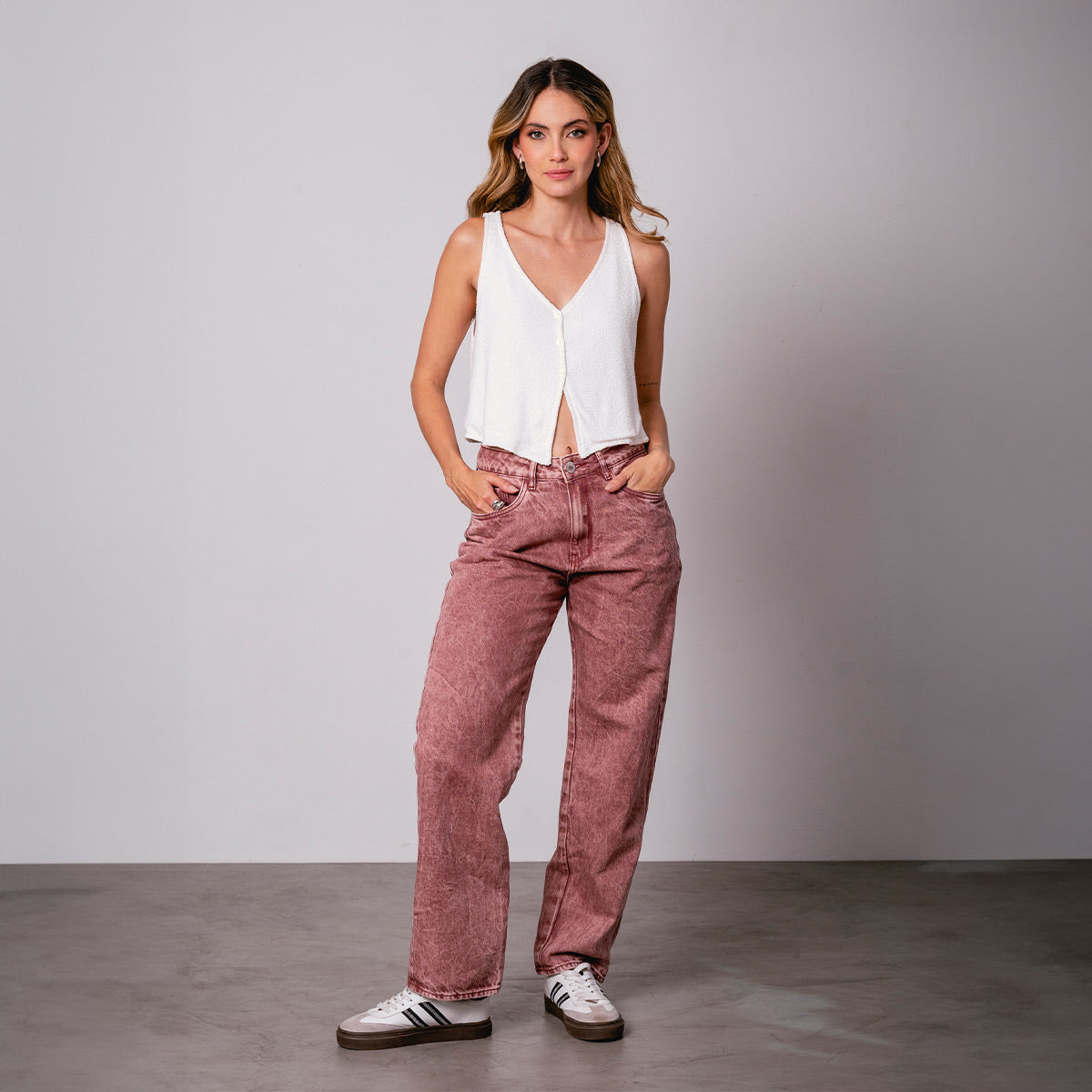 PANTALON MOMFIT TALLE ALTO BURGUN