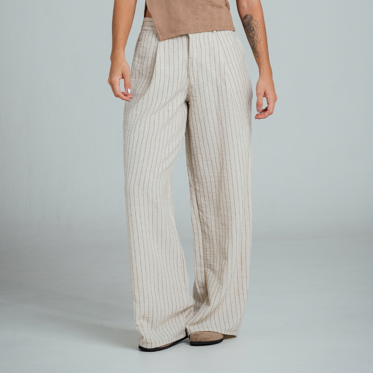 PANTALON BOTA AMPLIA TALLE ALTO OREO
