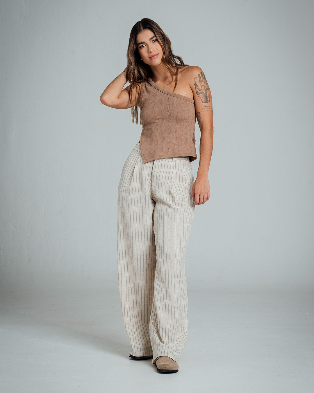 PANTALON BOTA AMPLIA TALLE ALTO OREO