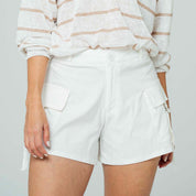 SHORT AMPLIO TALLE MEDIO JAVE en color ivory, con silueta semi amplia y bolsillos laterales. Ideal para un look casual.