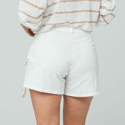 SHORT AMPLIO TALLE MEDIO JAVE en color ivory, con silueta semi amplia y laterales con bolsillos. Ideal para el verano.