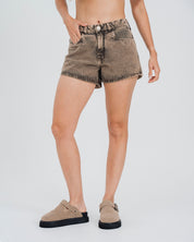 SHORT MOMFIT TALLE ALTO BELGA