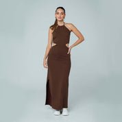 VESTIDO AJUSTADO LARGO CUELLO HALTER HEL en color café, con silueta ajustada y aberturas laterales, ideal para ocasiones especiales.