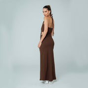 VESTIDO AJUSTADO LARGO CUELLO HALTER HEL en color café, con espalda descubierta y costados con abertura, ideal para ocasiones.