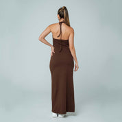 VESTIDO AJUSTADO LARGO CUELLO HALTER HEL en color café, con espalda descubierta y costados con abertura.