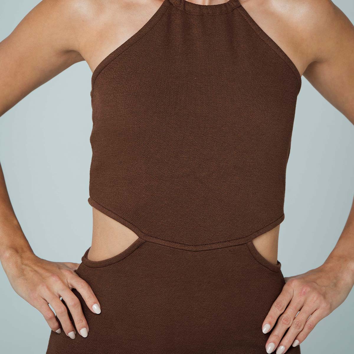 VESTIDO AJUSTADO LARGO CUELLO HALTER HEL en color café, con silueta ajustada y espalda descubierta, ideal para ocasiones elegantes.