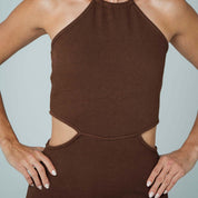 VESTIDO AJUSTADO LARGO CUELLO HALTER HEL en color café, con silueta ajustada y espalda descubierta, ideal para ocasiones elegantes.