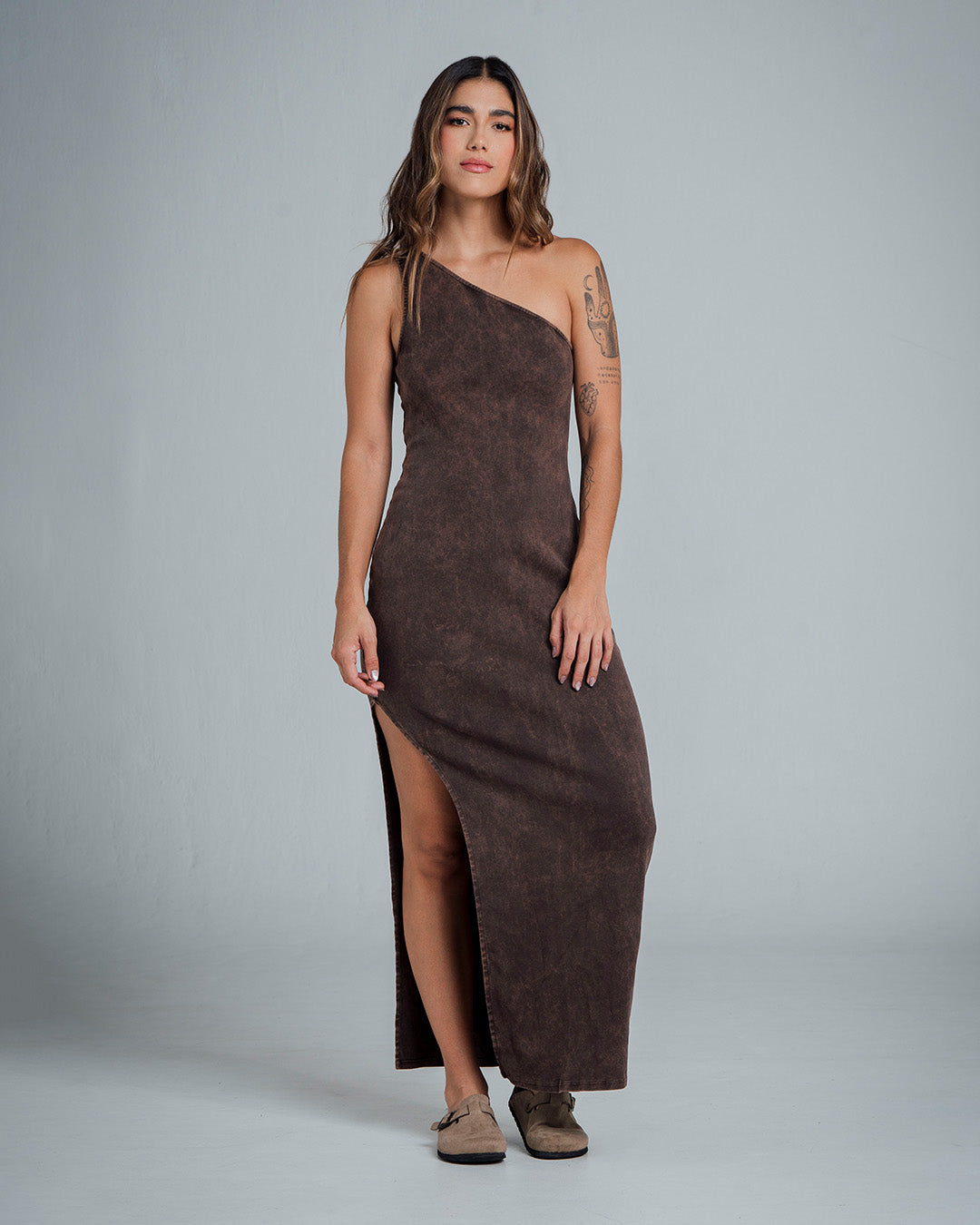 VESTIDO SEMI AJUSTADO LARGO SHOULDERLESS