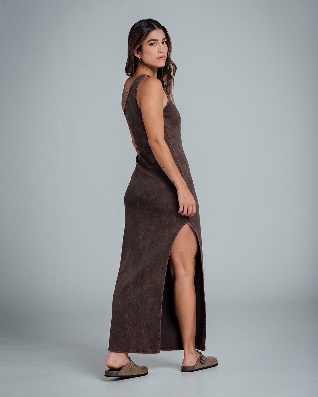 VESTIDO SEMI AJUSTADO LARGO SHOULDERLESS