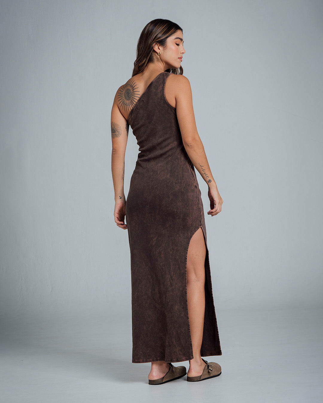 VESTIDO SEMI AJUSTADO LARGO SHOULDERLESS