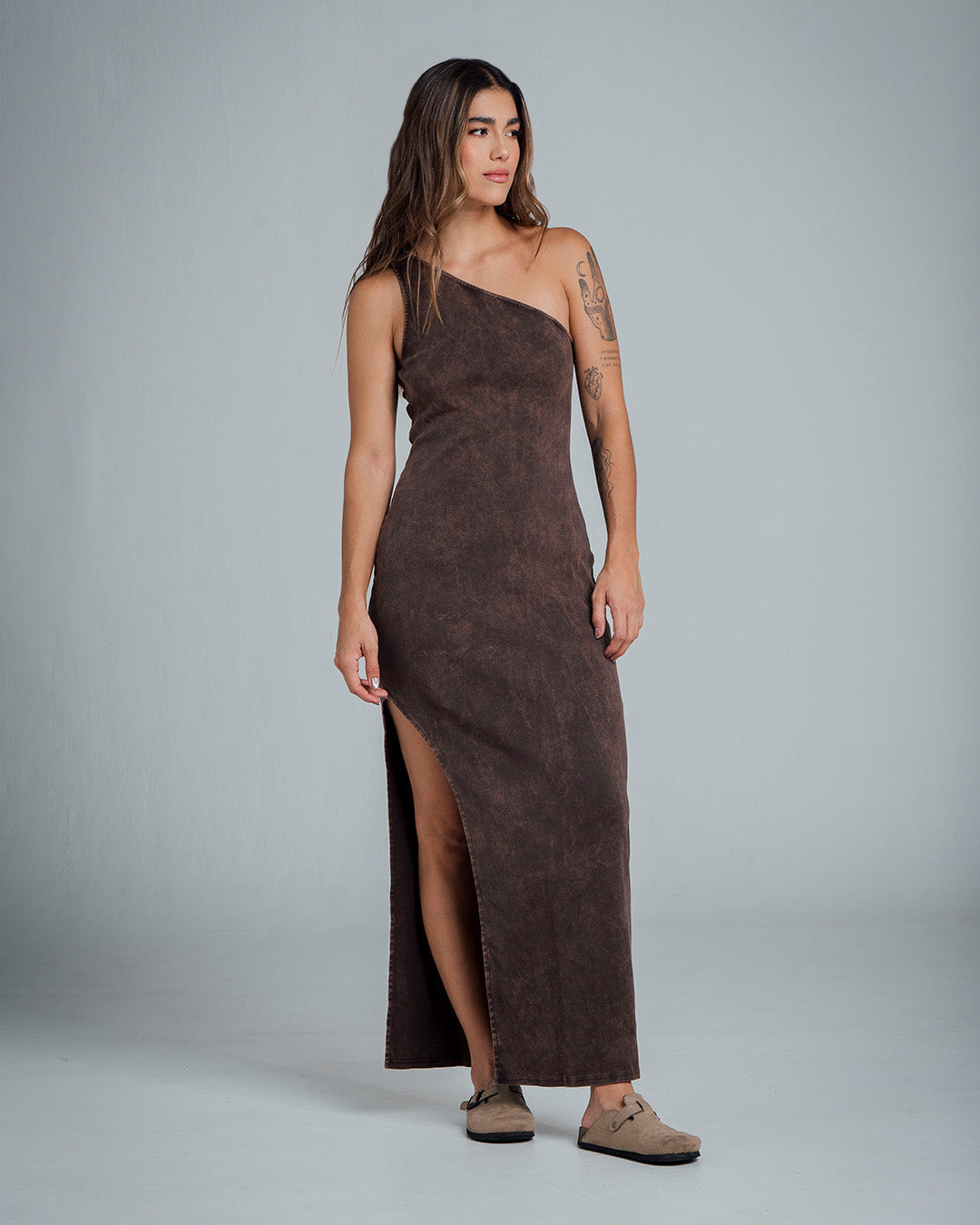 VESTIDO SEMI AJUSTADO LARGO SHOULDERLESS