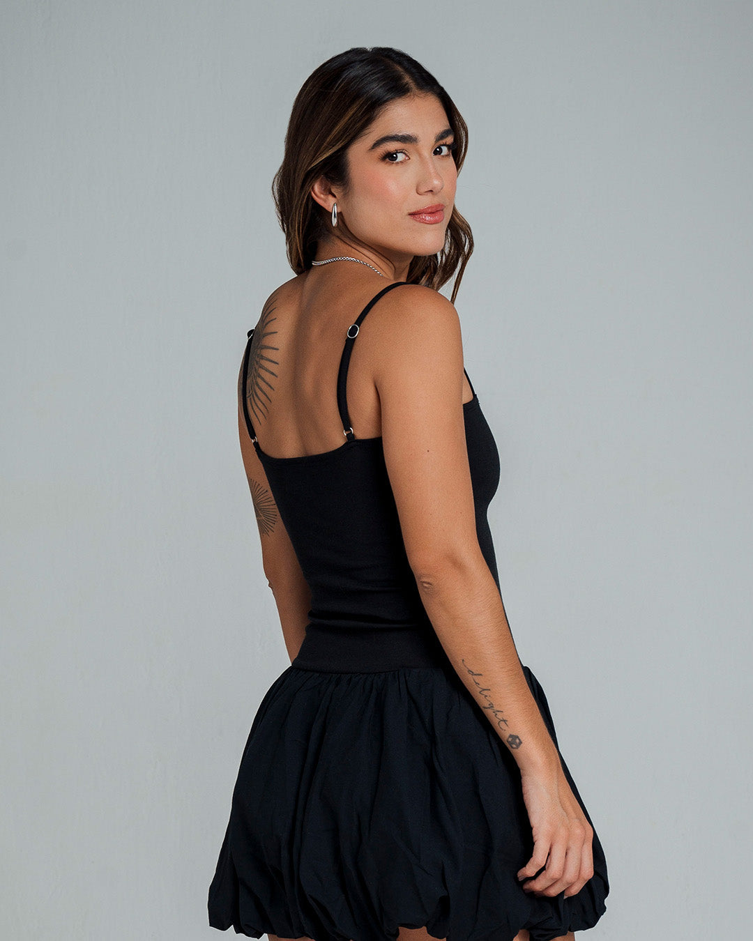 VESTIDO AJUSTADO CORTO TIRAS BENI