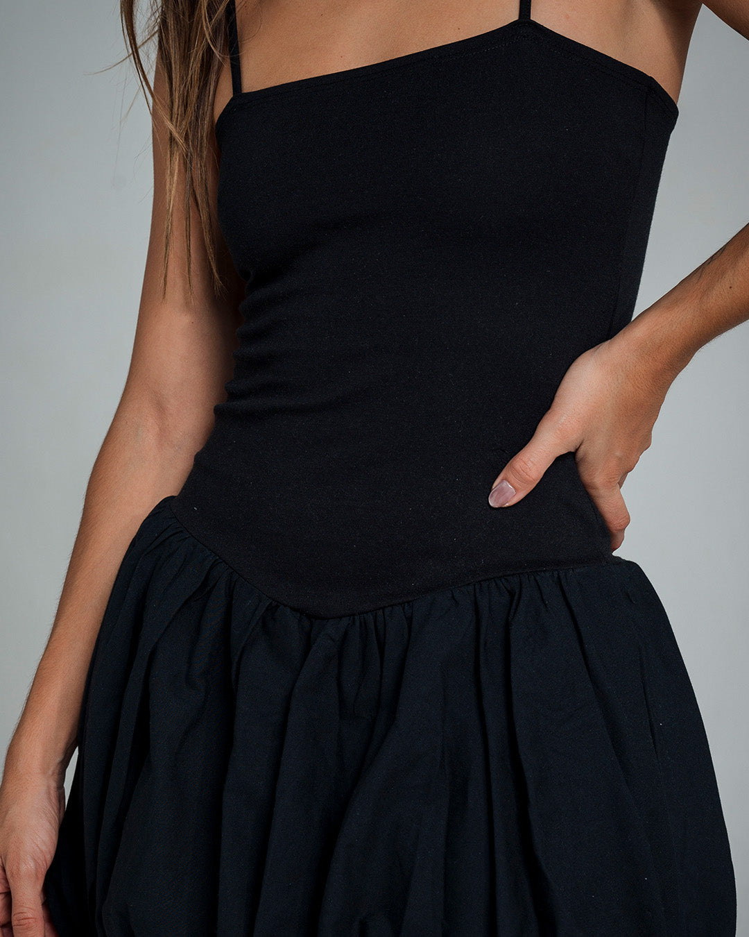 VESTIDO AJUSTADO CORTO TIRAS BENI